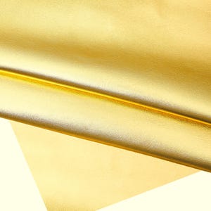 Pellame LAMINATO oro e giallo, pelle metallizzata liscia, agnello lucido dorato morbido ideale per hobbisti B16566-MT  La Garzarara