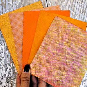 5 Ritagli di pellami unici selezionati, color ARANCIONE, stampe varie, laminate e non, pezzi mix di fantasie come da foto RT245 La Garzarara
