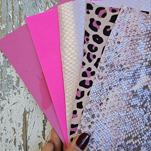 5 Ritagli di pellami unici selezionati, toni ROSA e FUCSIA, stampe varie, laminate e non, pezzi mix di fantasie come da foto RT233