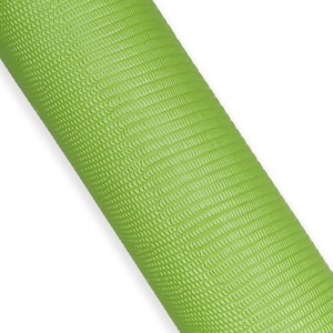 Peut inclure: Gros plan sur un matériau vert vif roulé, avec un motif texturé semblable à celui d'un reptile. Le matériau est positionné en diagonale sur un fond blanc, mettant en valeur sa surface détaillée.