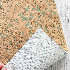 Fogli di SUGHERO naturale stampa astratta verde e PELLE laminata stampa pitone verde acqua accoppiata nel retro 25x20 / 30x30 cm  B883