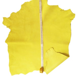 LOTTO di 3 pelli color verde e giallo di camoscio, set di pellami di capra scamosciati morbidi in abbinamento come da foto B14976-TU immagine 3