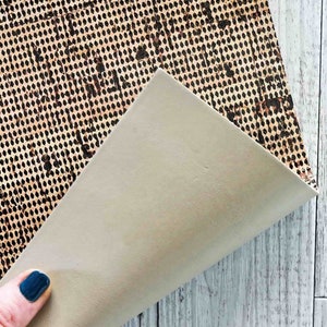 Fogli di SUGHERO naturale stampa a rombi color nero lucidi con PELLE di vitello color taupe accoppiata nel retro   25x20 cm  B843