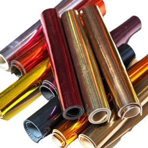 10 Ritagli di pelle laminata SPECCHIO, selezione casuale di scampoli metallizzati LISCI in diversi colori 15x12 cm  RT300  La Garzarara