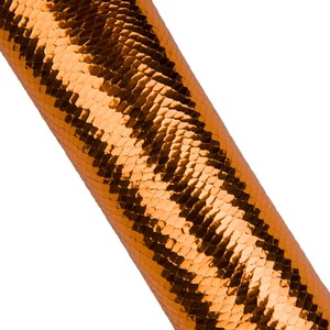 Può includere: Primo piano di un rotolo di tessuto in similpelle arancione con un motivo strutturato a forma di scaglia. Il materiale ha una lucentezza metallica e un orientamento diagonale su sfondo bianco. Il tessuto è adatto per progetti di artigianato e design.