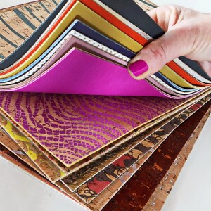 10 fogli di SUGHERO naturale e PELLE accoppiata nel retro, abbinamento casuale dei pezzi, mix di stampe e tinta unita B155/SGH  La Garzarara