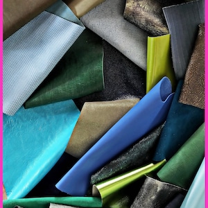 Sacchetto di ritagli di pelle miste, tonalità di BLU e VERDE, stampe, lamine, fantasie e morbidezze varie  da 0,300 a 1 kg -  B079