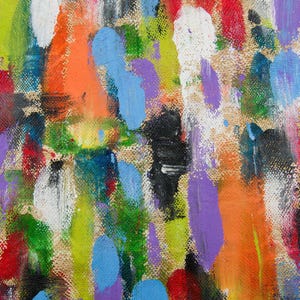 Könnte beinhalten: Abstrakte Malerei mit strukturiertem Leinwandhintergrund. Das Kunstwerk zeigt kräftige Pinselstriche in verschiedenen Farben, darunter Blau, Orange, Rot, Grün, Weiß und Schwarz. Die Malerei hat einen modernen, ausdrucksstarken Stil.