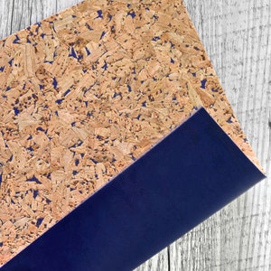 Pezzi di SUGHERO naturale con stampa astratta color blu e PELLE color blu accoppiata nel retro 15x12 / 25x20 / 30x30 cm  B957