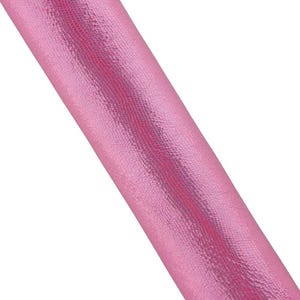 Op de afbeelding: Een rol roze imitatieleer met een textuur, reptielachtig patroon. Het materiaal staat diagonaal tegen een witte achtergrond. Het oppervlak heeft een metallic glans en reflecteert licht.
