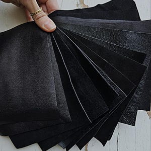 Pelle elasticizzata - 10 pezzi di Nappa e camoscio nero su agnello, il retro è accoppiato per maggiore elasticità e stabilità  RT267