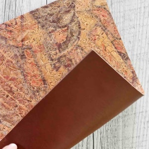 Fogli di SUGHERO naturale stampa astratta nei toni del marrone, verde e rosso, e lettere,  PELLE marrone accoppiata nel retro   B919
