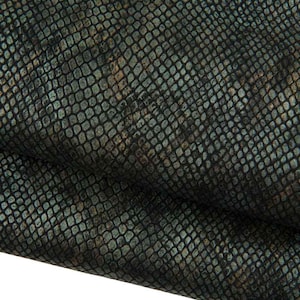 Könnte beinhalten: Ein Stück dunkelgrünes und schwarzes Material mit einem texturierten, sich wiederholenden Schuppenmuster auf der Oberfläche. Der Stoff weist einen subtilen metallischen Glanz mit Variationen in der Farbtiefe auf, die ein dichtes, gleichmäßiges Gitter bilden.