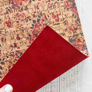Fogli di SUGHERO naturale stampa floreale  e PELLE di camoscio rosso scuro accoppiata nel retro  15x12 / 25x20 / 30x30 cm  B901