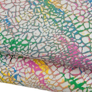 Op de afbeelding: Close-up van een getextureerd oppervlak met een witte basis en een kleurrijk, abstract patroon. Het ontwerp heeft een netwerk van onregelmatige vormen gevuld met roze, gele, groene en blauwe tinten, waardoor een levendige en artistieke uitstraling ontstaat.