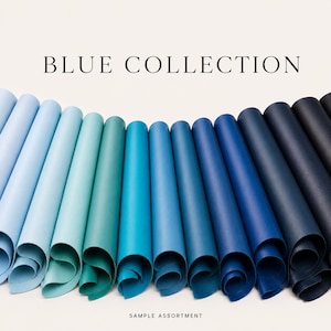 Könnte beinhalten: Eine Sammlung gerollter Papierbögen, die in einem Farbverlauf von hellem Himmelblau bis zu tiefem Marineblau angeordnet sind. Der Text BLUE COLLECTION ist oben zentriert, der Text SAMPLE ASSORTMENT ist unten zentriert.