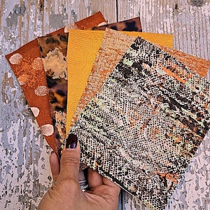 5 Ritagli di pellami unici selezionati, colori ARANCIONE e MARRONE, stampe varie, laminate e non, pezzi mix di fantasie come da foto RT249