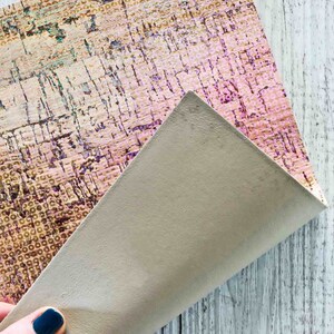 Fogli di SUGHERO naturale stampa oleografica a piccoli cerchi e PELLE di vitello color taupe accoppiata nel retro 25 x 20 cm  B848