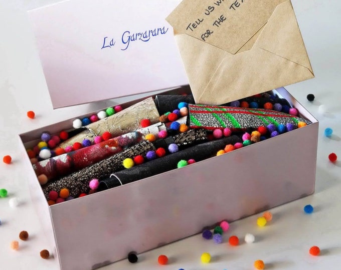 LEATHER scraps Gift Box -Selected remnants skins - diy projects - pieces of hides  1 kg (2,20 lb)  B009 La Garzarara