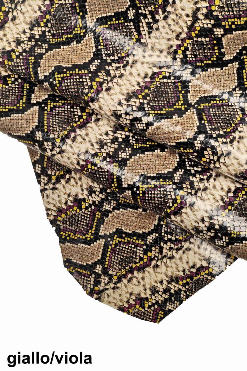 Pode incluir: Close-up de um tecido de pele de cobra com um padr&atilde;o preto, amarelo e roxo. O tecido tem um acabamento brilhante.