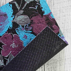 SUGHERO naturale pezzi stampa metallica a fiori nei toni azzurro e rosa, PELLE laminata nera e fucsia accoppiata nel retro   B935