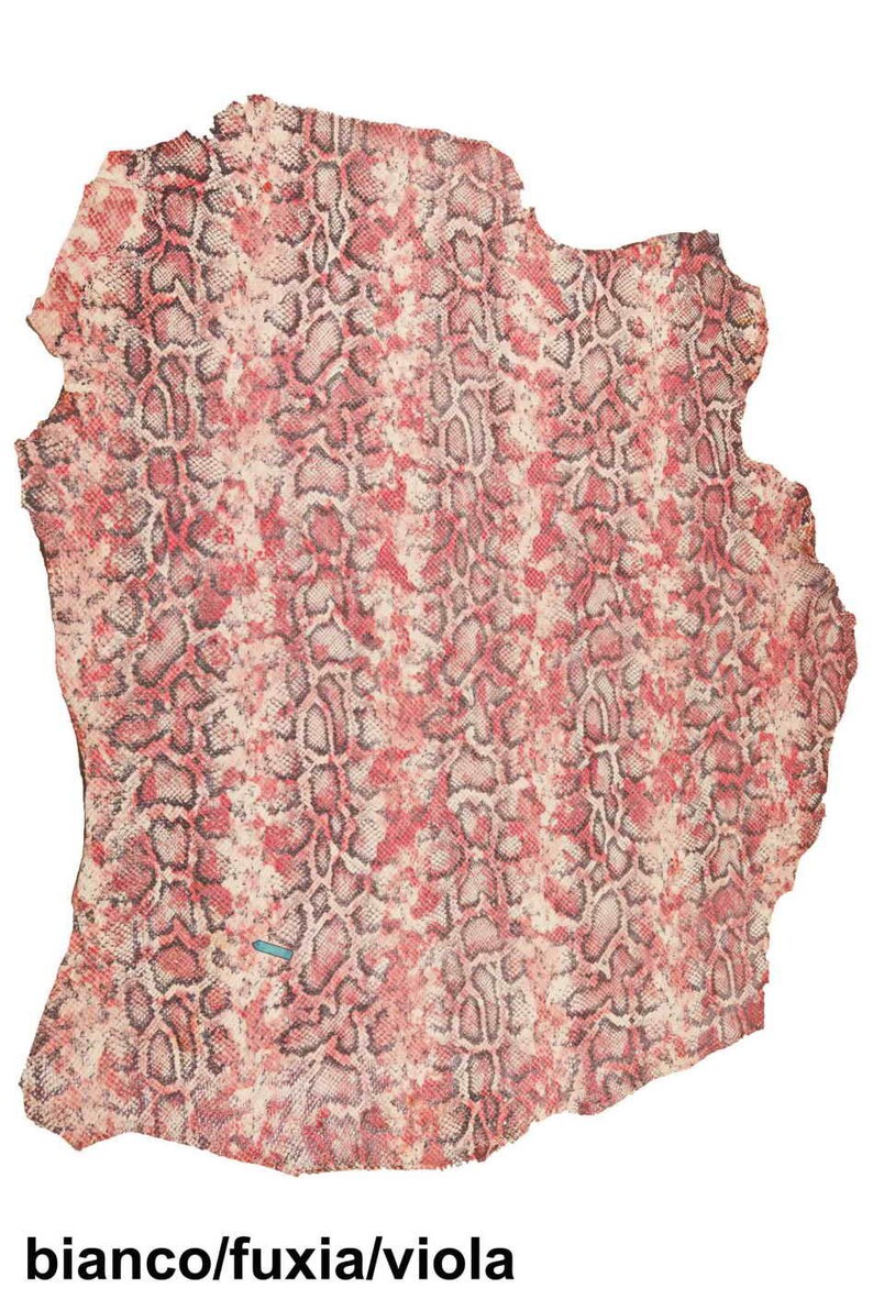 Peut inclure: Une pi&egrave;ce de cuir avec un motif peau de serpent dans les tons de blanc, fuchsia et violet. La forme irr&eacute;guli&egrave;re du cuir est visible, et le texte "bianco/fuxia/viola" est en bas.