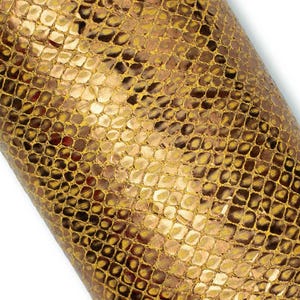 Peut inclure: Un objet cylindrique présentant un motif de peau de serpent doré et bronze métallisé. La surface affiche un design à écailles texturé et répétitif avec une finition brillante et réfléchissante sur toute sa forme tubulaire incurvée.