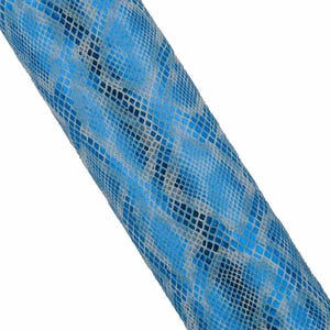 Può includere: Un rotolo di materiale caratterizzato da un vivace motivo a pelle di serpente blu e bianco. La superficie presenta un design a scaglie testurizzato e ripetitivo con varie tonalità di blu brillante, blu navy intenso e bianco sporco.
