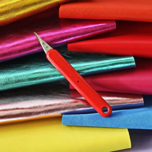 Ritagli di pellami in colori vivaci, scampoli lisci, laminati, scamosciati in colori accesi, scelta casuale 0,500 kg - 1 kg  B105/B