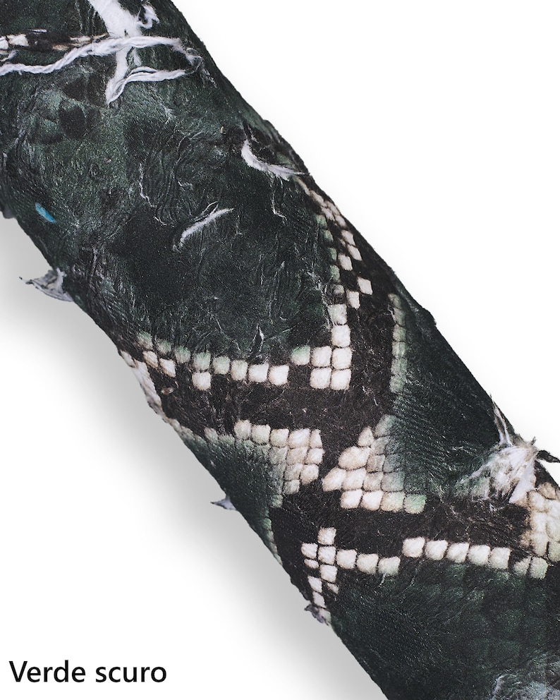 May include: Close-up of a dark green, textured material with a pattern of white and black squares. The material has a snake-like appearance. The text "Verde scuro" is at the bottom.