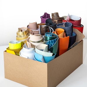 Lotto di 75 Ritagli Vera Pelle, Mix Casual 15 Tonalita' di Colori Assortiti, Pezzi in Tinta Unita e Stampe, 10x15 cm per Progetti Creativi