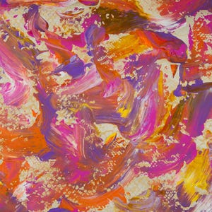 Op de afbeelding: Abstract schilderij met gedurfde penseelstreken in levendige kleuren. Het kunstwerk toont een mix van oranje, paarse, roze en gele tinten, met een getextureerde, goudkleurige achtergrond. De energieke stijl van het schilderij suggereert een modern kunstwerk.
