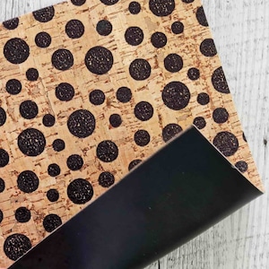 Fogli di SUGHERO naturale stampa pois neri con PELLE di color nero accoppiata nel retro 15x12 cm / 25x20 cm / 30x30 cm   B932  La Garzarara