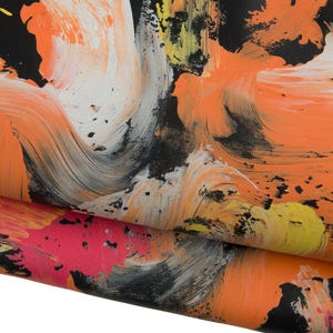 Op de afbeelding: Abstract kunstwerk met een getextureerd oppervlak. Het kunstwerk toont gedurfde penseelstreken in oranje, geel, wit en roze tegen een zwarte achtergrond. De kleuren vloeien in elkaar over en overlappen elkaar, waardoor een dynamische en expressieve compositie ontstaat.