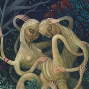 Puede incluir: Dos figuras con múltiples extremidades están entrelazadas en un entorno boscoso. Tienen la piel pálida y están rodeadas de exuberante vegetación verde y un cielo azul oscuro con estrellas. Las figuras están representadas de una manera estilizada, casi surrealista.