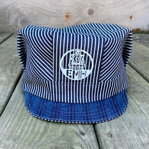 Hoed voor treiningenieur. 12,5 ounce hickory-gestreepte denim.  7 1/2 gemonteerd.  Handgemaakte pet