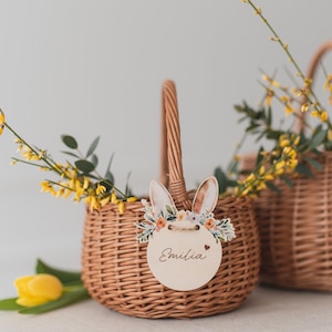 Gepersonaliseerde paasmand met tag en mandje | Bunny oren bloemkrans | Houten bord baby kind Paastas cadeau idee | oostelijk