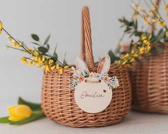 Personalisiertes Osterkörbchen mit Anhänger und Korb | Hasenohren Blumenkranz | Holzschild Baby Kind Ostertasche Geschenkidee | Osternest