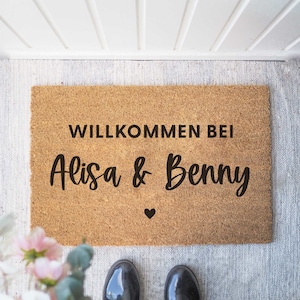 Personalisierte Kokos Fußmatte 'Willkommen bei Herz' Indoor Matte Geschenk zum Einzug Hochzeitsgeschenk Türmatte Bild 1