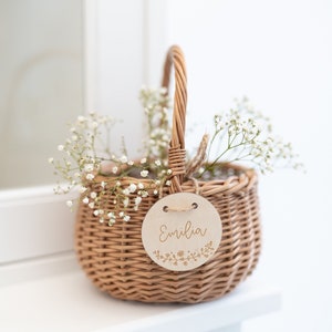 Personalisiertes Osterkörbchen mit Gravur und Korb | Blümchen Kreis | Wunschwort | Holzschild Baby Kind Ostertasche Geschenkidee Osternest