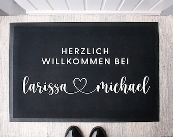 Personalisierte Stoff Fußmatte Herzlich -Schwarz- | Paare Matte Geschenk zum Einzug | Hochzeitsgeschenk | Türmatte Individuell Namen