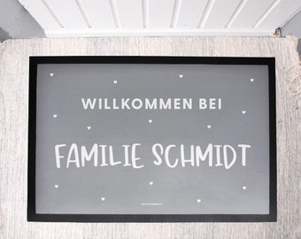 Personalisierte Stoff Fußmatte Willkommen Bei Herzchen -GRAU- | Indoor Matte Geschenk zum Einzug | Hochzeitsgeschenk | Türmatte Individuell