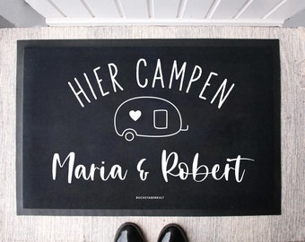 Personalisierte Stoff Fußmatte Hier Campen -Schwarz- | Indoor Matte Geschenk zum Einzug | Hochzeitsgeschenk | Türmatte Individuell