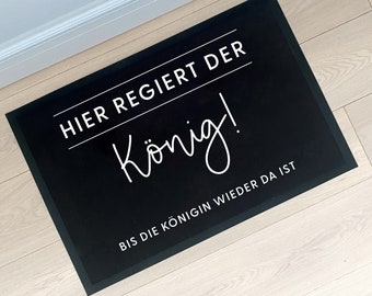 Stoff Fußmatte "König regiert" | Familie Matte Geschenk zum Einzug | Hochzeitsgeschenke | Lustige Türmatte Witzige Fussmatte lustig