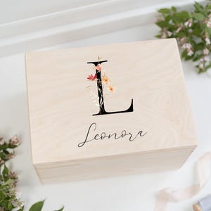 Caja de recuerdos con flores iniciales, regalo de bautizo, confirmación, regalo de cumpleaños para niños, regalo para la inscripción escolar, caja de madera con flores