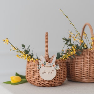 Panier de Pâques personnalisé avec étiquette et panier Couronne de fleurs doreilles de lapin Panneau en bois bébé enfant sac de Pâques idée cadeau le plus oriental image 5