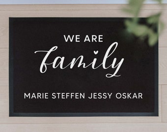 Paillasson en tissu personnalisé We Are Family -Black | Cadeau de tapis d’intérieur pour se déplacer dans | Cadeau de mariage | Tapis de porte individuel