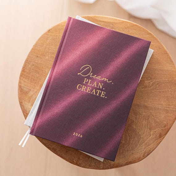 Wochenplaner 2026 Kalender Cherry | Terminplaner 2026, A5 Hardcover, Rotes Einband, Terminkalender Dunkelblau, Agenda 2026 - Österreich Wochenplaner 2026 Kalender Cherry | Terminplaner 2026, A5 Hardcover, Rotes Einband, Terminkalender Dunkelblau, Agenda 2026 - Österreich