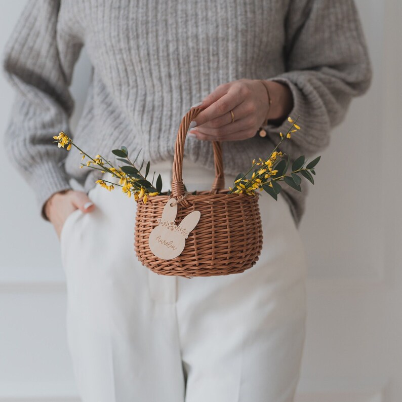 Personalisiertes Osterkörbchen mit Gravur und Korb Hase mit Kranz Holzschild Baby Kind Ostertasche Geschenkidee zdjęcie 2