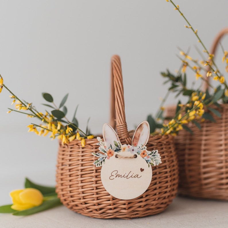 Panier de Pâques personnalisé avec étiquette et panier Couronne de fleurs doreilles de lapin Panneau en bois bébé enfant sac de Pâques idée cadeau le plus oriental image 1